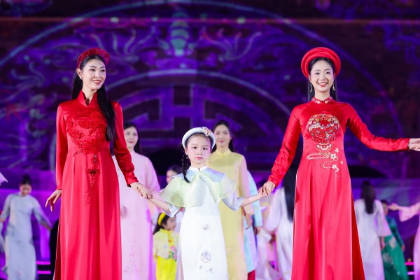 Hoa hậu Ngọc Hân lần đầu catwalk cùng bà ngoại và mẹ ruột