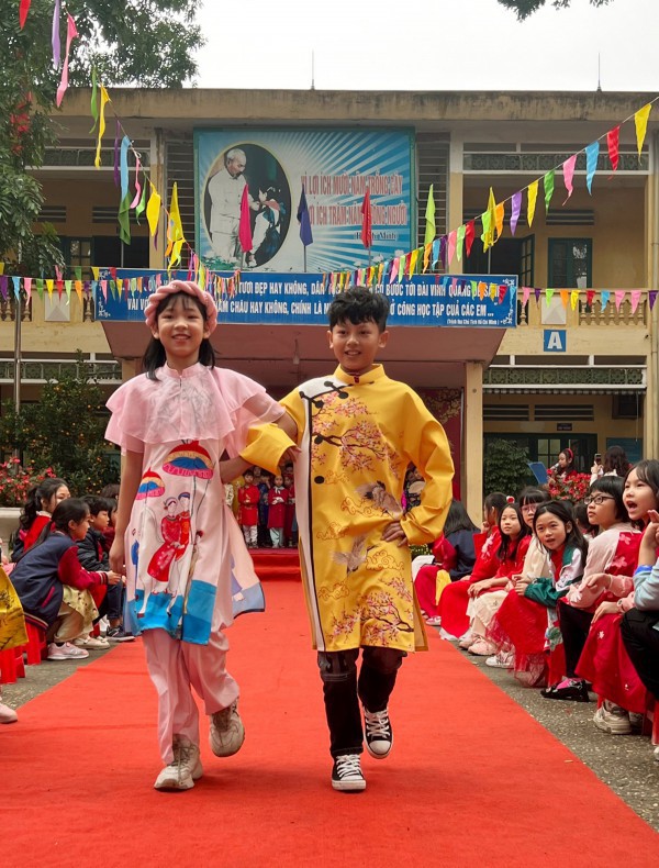Học sinh tiểu học ngoại thành Hà Nội trình diễn áo dài cực dễ thương