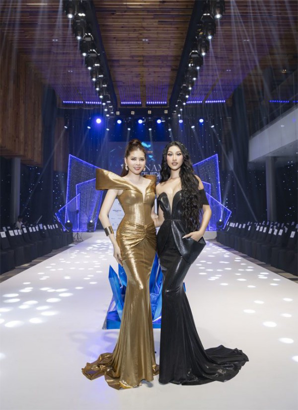 Khách mời đội mưa đến dự Vietnam Future Fashion Show 2024 của NTK Kim Phụng