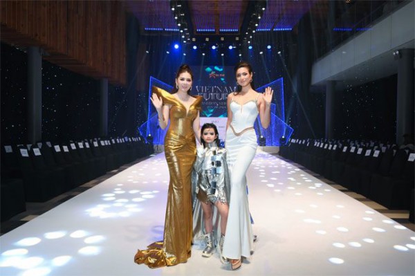 Khách mời đội mưa đến dự Vietnam Future Fashion Show 2024 của NTK Kim Phụng
