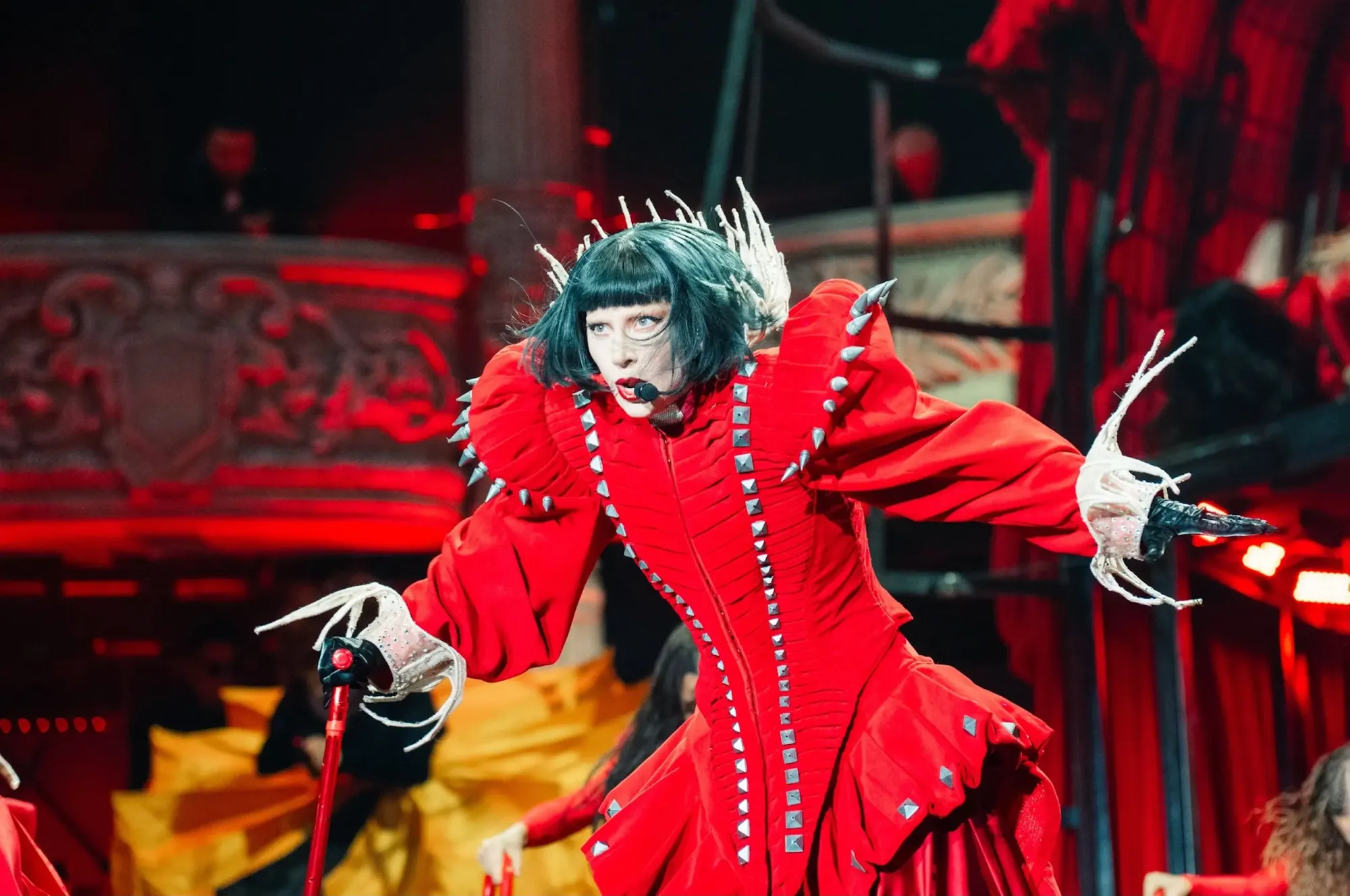 Lady Gaga biến sân khấu concert thành 