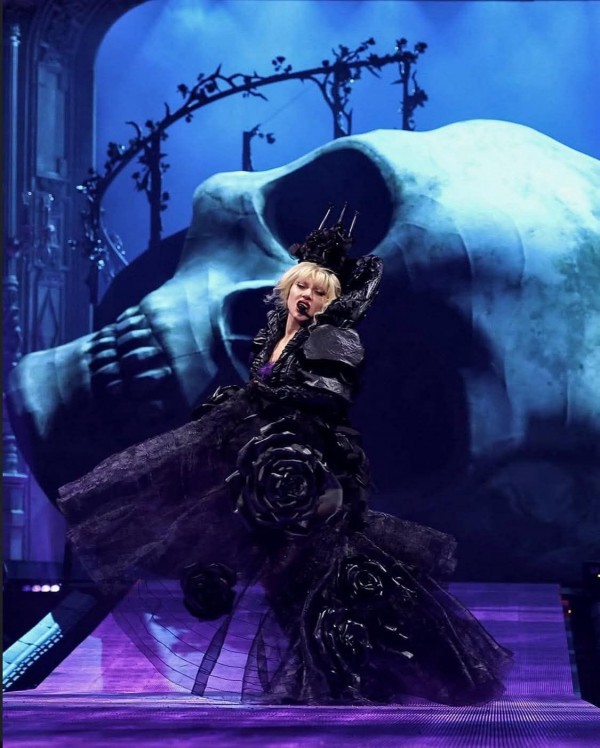 Lady Gaga biến sân khấu concert thành 