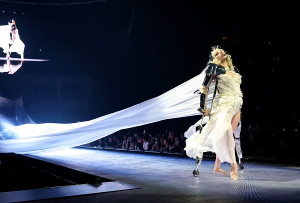 Lady Gaga biến sân khấu concert thành 