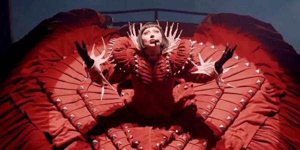 Lady Gaga biến sân khấu concert thành 
