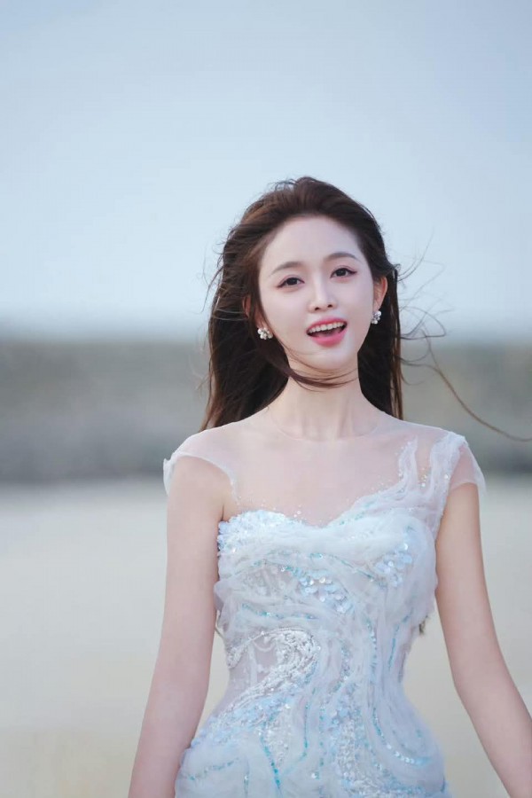 Mỹ nhân Cbiz Ngô Tuyên Nghi khoe dáng với váy đuôi cá của NTK Việt