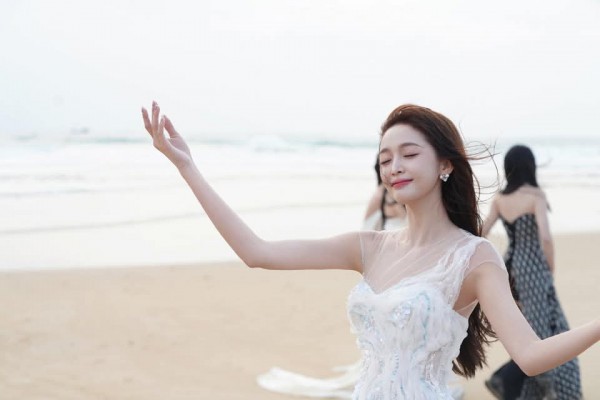 Mỹ nhân Cbiz Ngô Tuyên Nghi khoe dáng với váy đuôi cá của NTK Việt