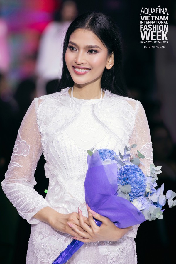 NTK Thuỷ Nguyễn đưa áo bà ba cách điệu tới Tuần lễ Thời trang Quốc tế