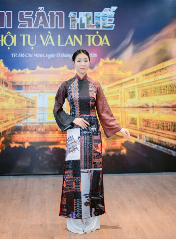 Ngắm zèng A Lưới thăng hoa trên tà áo dài Huế