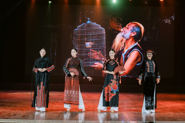 Ngắm zèng A Lưới thăng hoa trên tà áo dài Huế