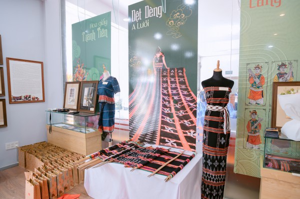 Ngắm zèng A Lưới thăng hoa trên tà áo dài Huế