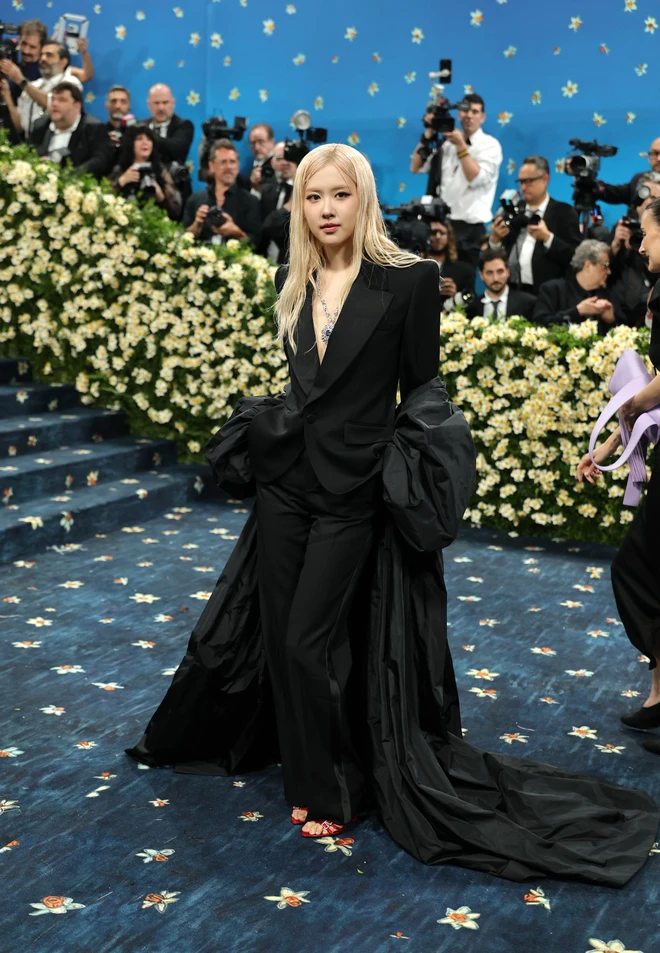 Những bộ váy khiến người xem không thể rời mắt tại thảm đỏ Met Gala 2025