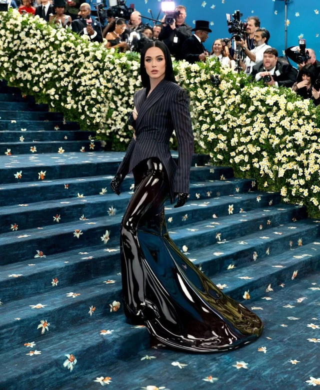 Những bộ váy khiến người xem không thể rời mắt tại thảm đỏ Met Gala 2025