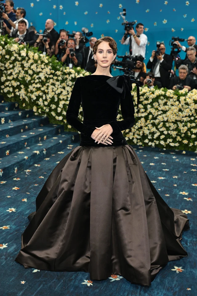 Những bộ váy khiến người xem không thể rời mắt tại thảm đỏ Met Gala 2025