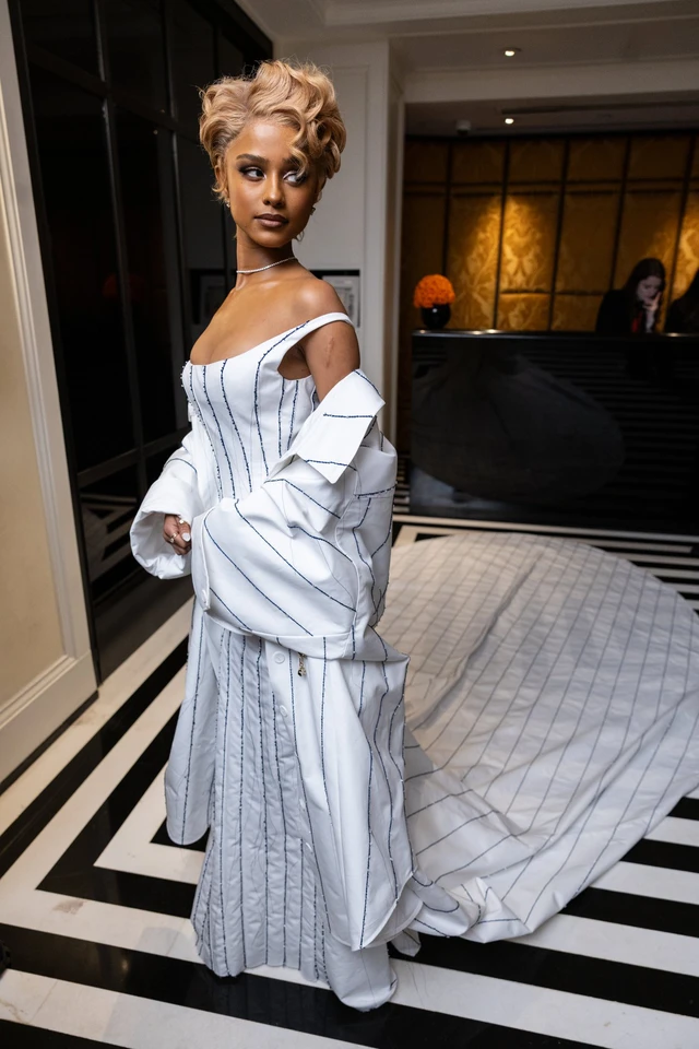 Những bộ váy khiến người xem không thể rời mắt tại thảm đỏ Met Gala 2025