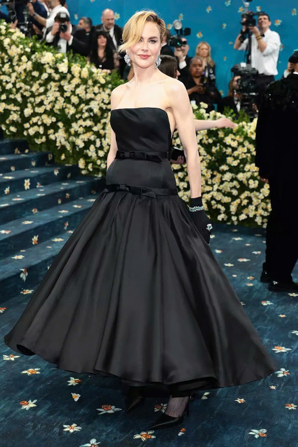 Những bộ váy khiến người xem không thể rời mắt tại thảm đỏ Met Gala 2025