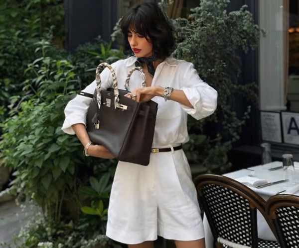 Phối quần short đến văn phòng ngày oi bức