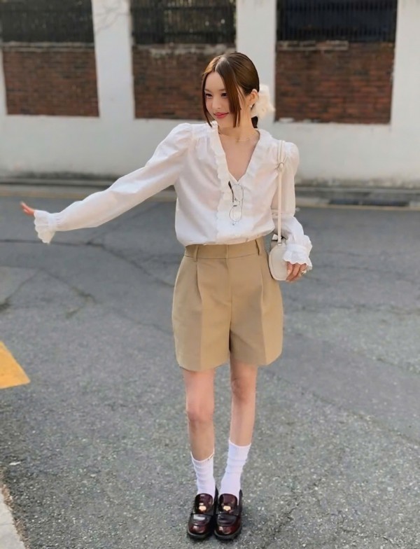 Phối quần short đến văn phòng ngày oi bức