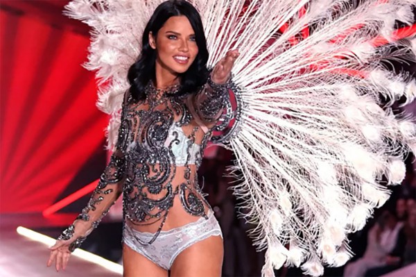 Siêu mẫu Adriana Lima trở lại sàn diễn Victoria