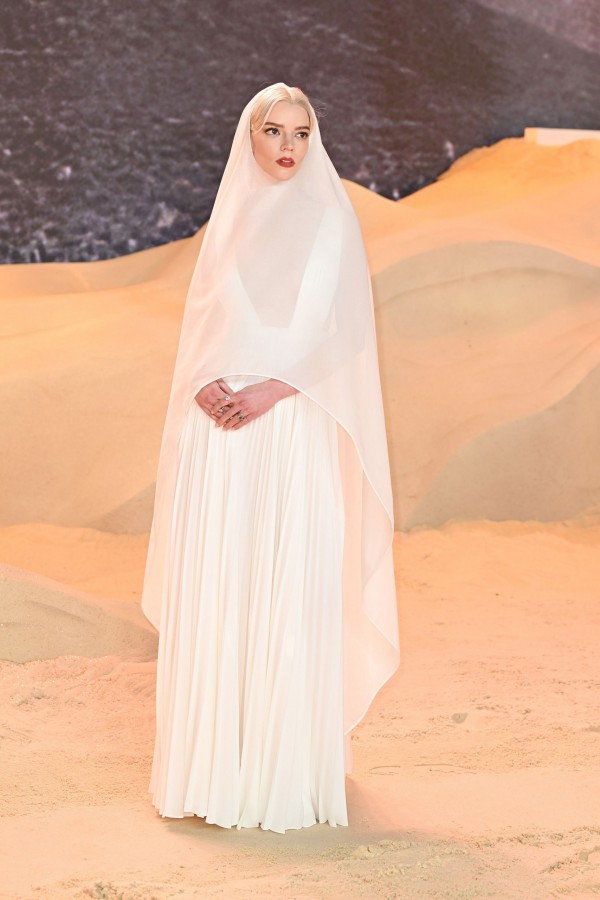 Trang phục khác lạ của dàn diễn viên "Dune 2" trên thảm đỏ