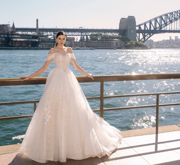 Váy cưới Việt toả sáng ở cầu cảng Sydney
