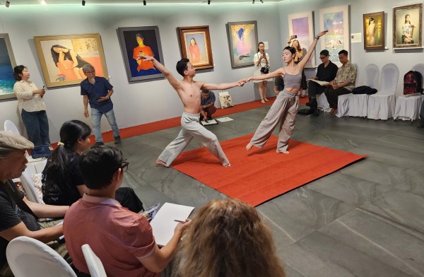 100 người phụ nữ đương đại đối thoại qua triển lãm 