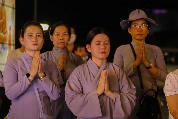 10.000 hoa đăng thắp sáng sông Hương