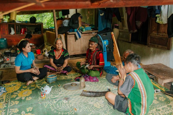 2 nghệ sĩ núi rừng ‘bắt’ phế liệu chiến tranh 