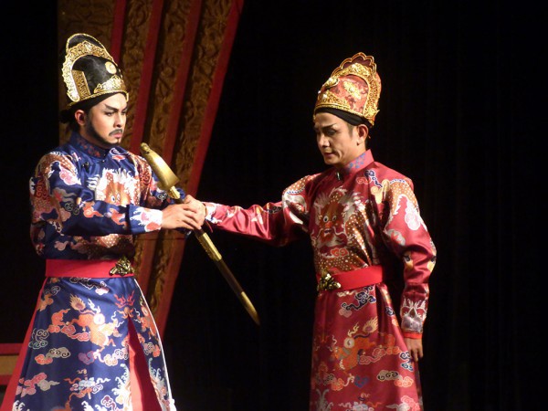 Bầu sân khấu âm thầm gánh lỗ