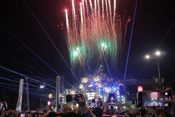 Biển người bùng cháy đêm giao thừa,, xúc động gặp Đen Vâu