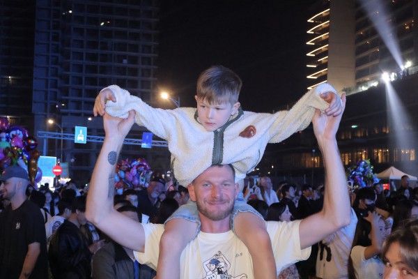 Biển người bùng cháy đêm giao thừa,, xúc động gặp Đen Vâu