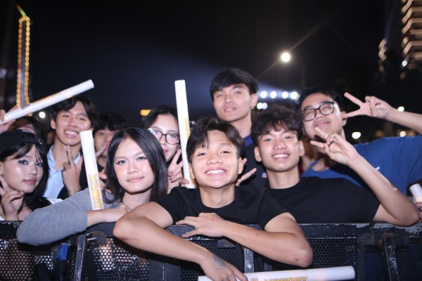 Biển người bùng cháy đêm giao thừa,, xúc động gặp Đen Vâu