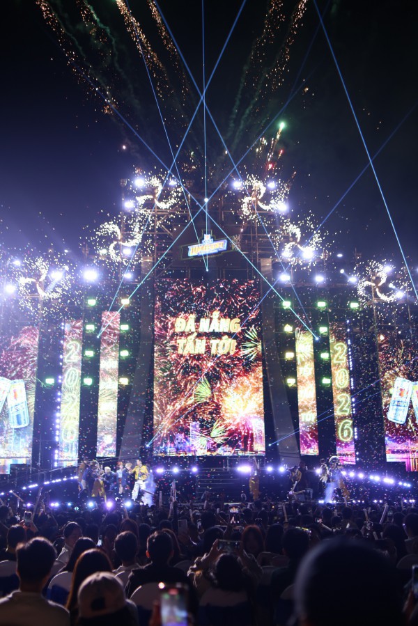 Biển người bùng cháy đêm giao thừa,, xúc động gặp Đen Vâu