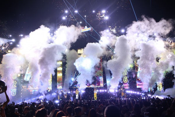 Biển người bùng cháy đêm giao thừa,, xúc động gặp Đen Vâu