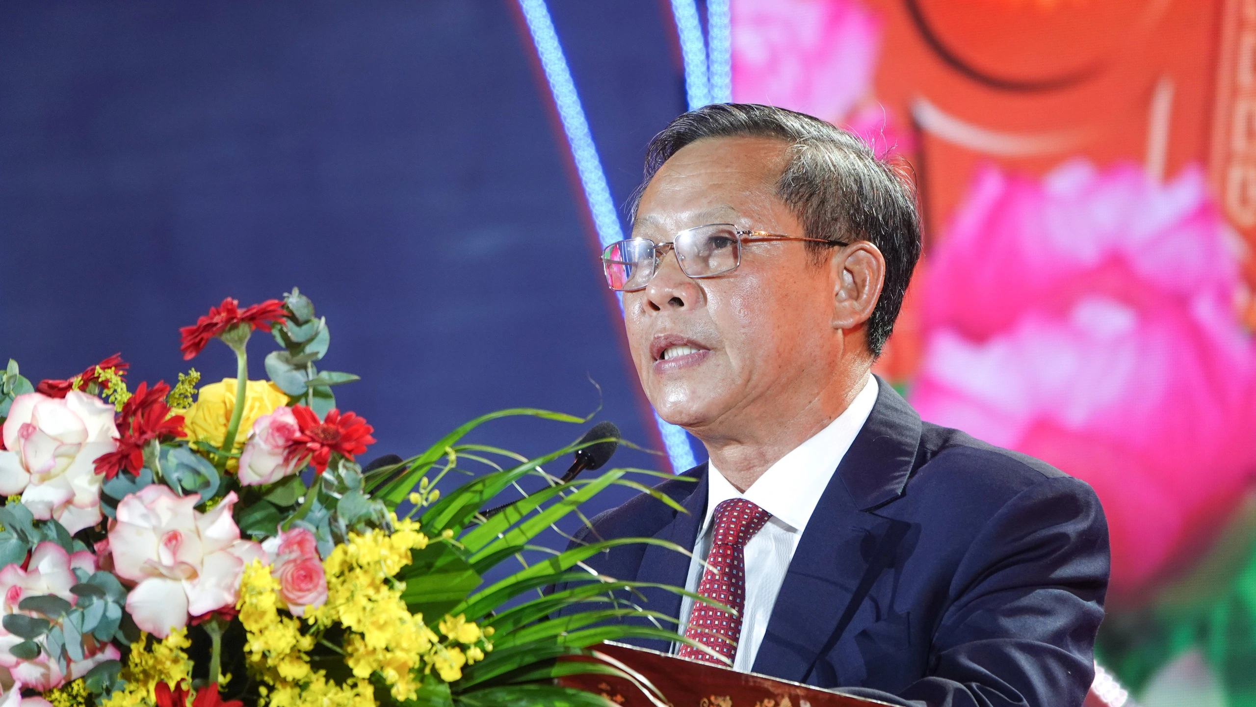 Biển người xem dù lượn, pháo hoa mừng 50 năm giải phóng Hoài Nhơn Biển người xem dù lượn, pháo hoa mừng 50 năm giải phóng Hoài Nhơn