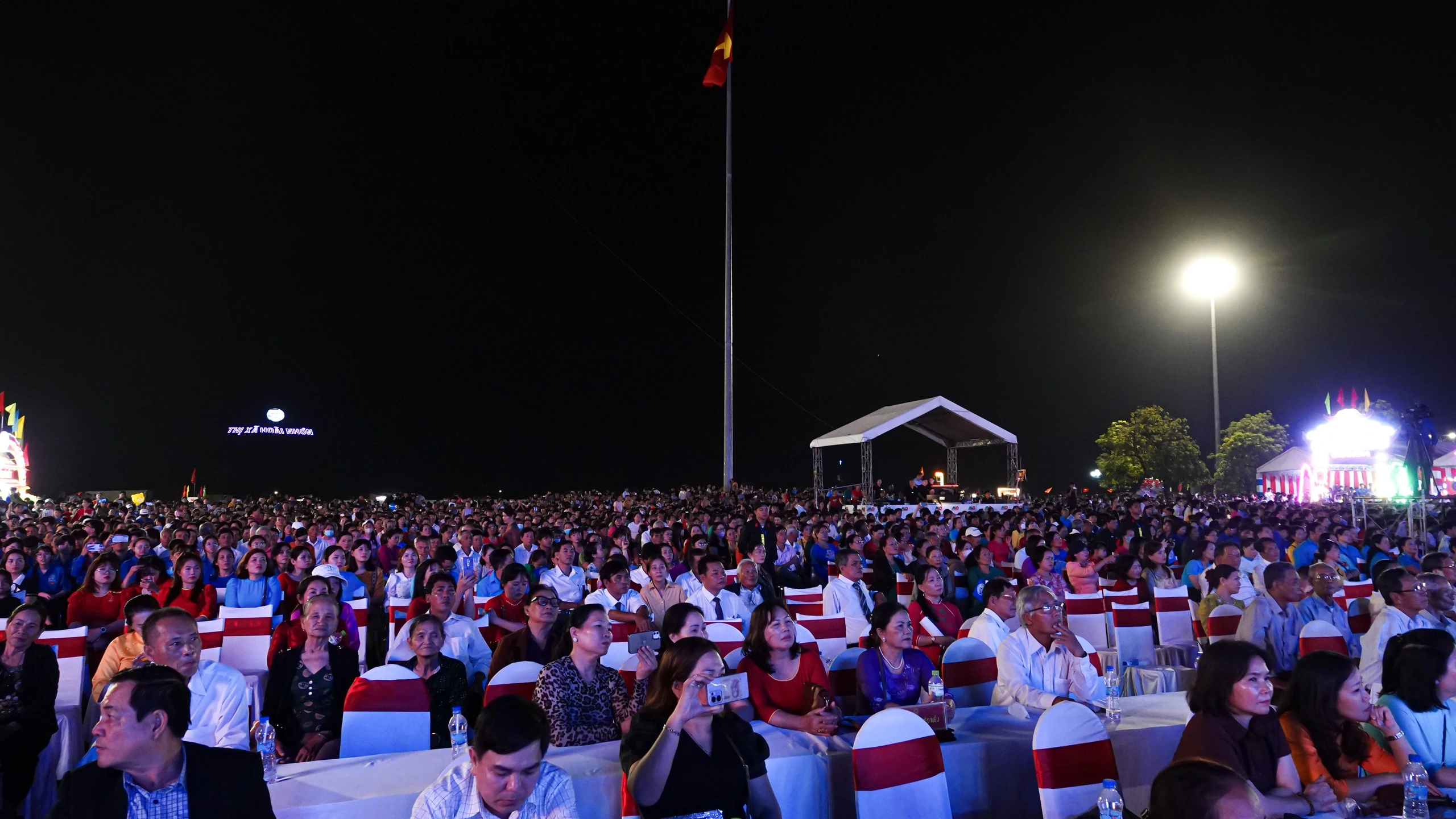 Biển người xem dù lượn, pháo hoa mừng 50 năm giải phóng Hoài Nhơn Biển người xem dù lượn, pháo hoa mừng 50 năm giải phóng Hoài Nhơn