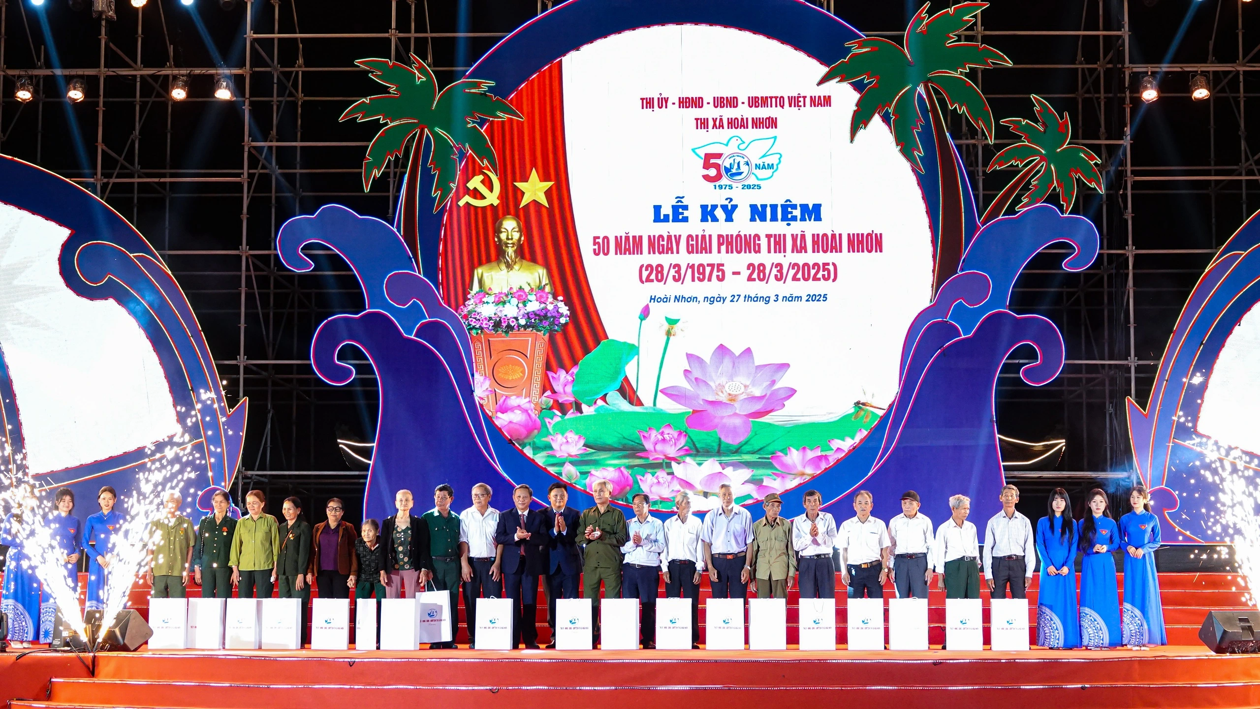 Biển người xem dù lượn, pháo hoa mừng 50 năm giải phóng Hoài Nhơn Biển người xem dù lượn, pháo hoa mừng 50 năm giải phóng Hoài Nhơn