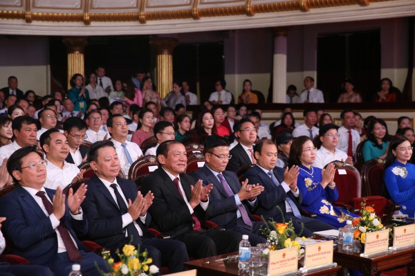 Bộ trưởng Bộ VH-TT-DL: 