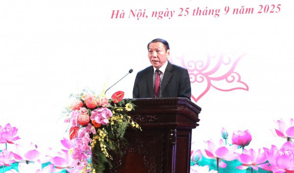 Bộ trưởng Bộ VH-TT-DL: 