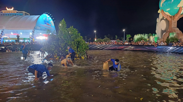 Cà Mau: Độc đáo cuộc thi mò cua giữa quảng trường