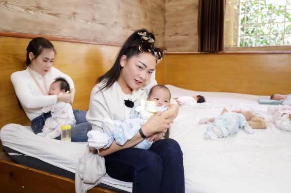 Ca sĩ Như Quỳnh mang yêu thương đến với trẻ mồ côi Ca sĩ Như Quỳnh mang yêu thương đến với trẻ mồ côi