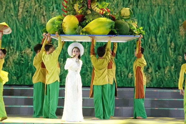 Cẩm Ly tái xuất, NSƯT Như Huỳnh xúc động khi trình diễn trước khán giả Cần Thơ