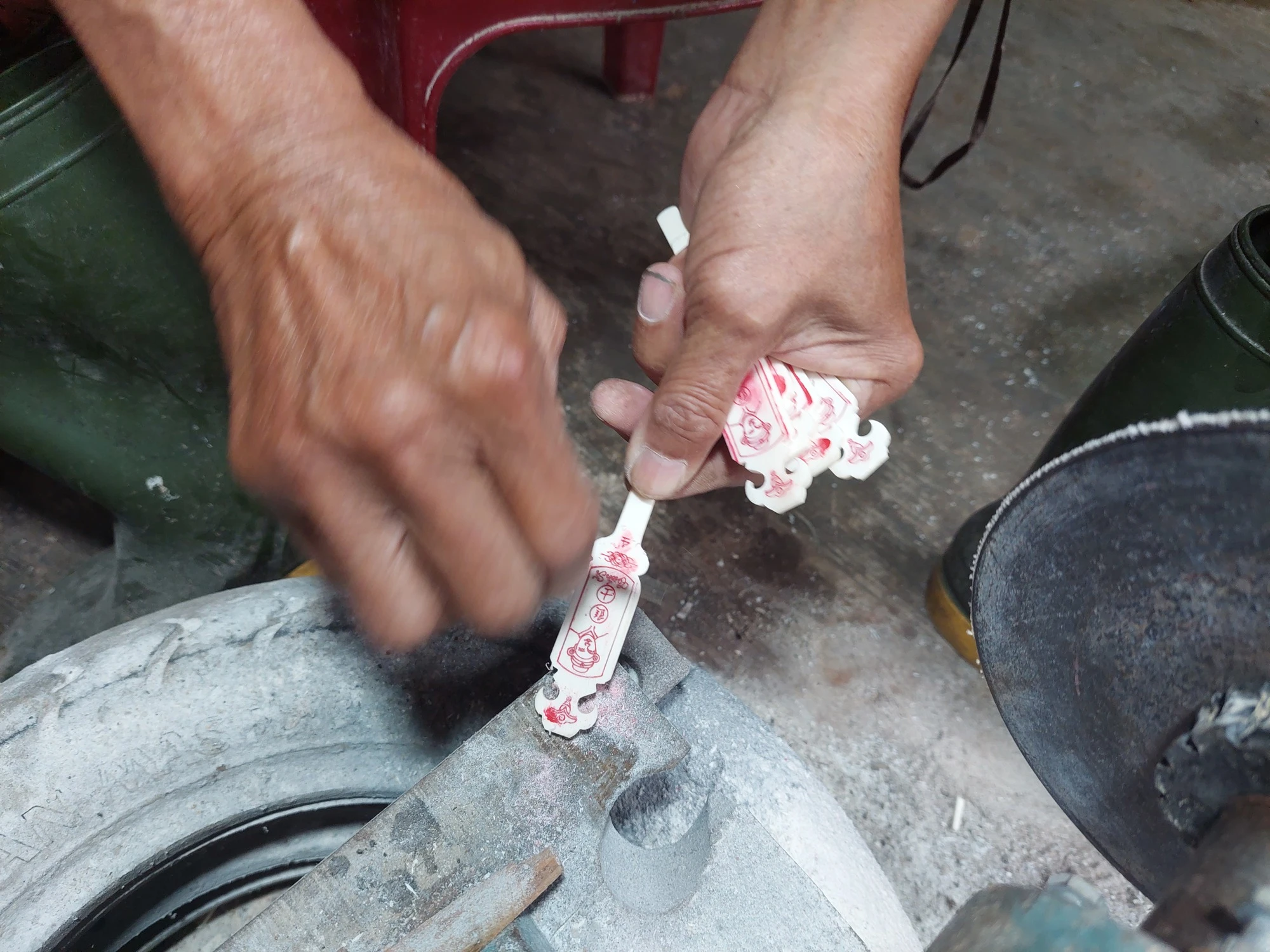 Cận cảnh cắt xương bò làm thẻ xăm hường ở xứ Huế Cận cảnh cắt xương bò làm thẻ xăm hường ở xứ Huế