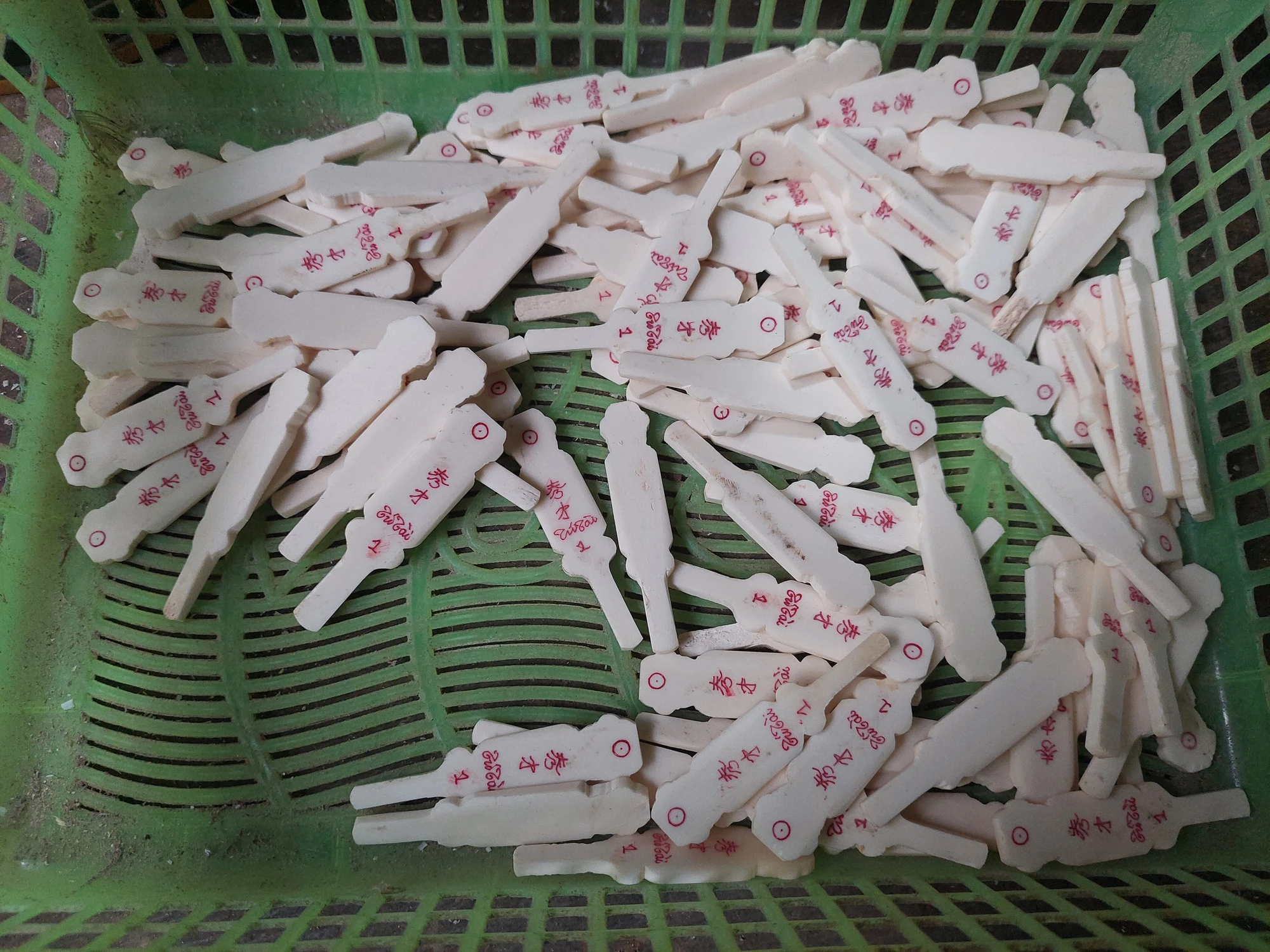 Cận cảnh cắt xương bò làm thẻ xăm hường ở xứ Huế Cận cảnh cắt xương bò làm thẻ xăm hường ở xứ Huế