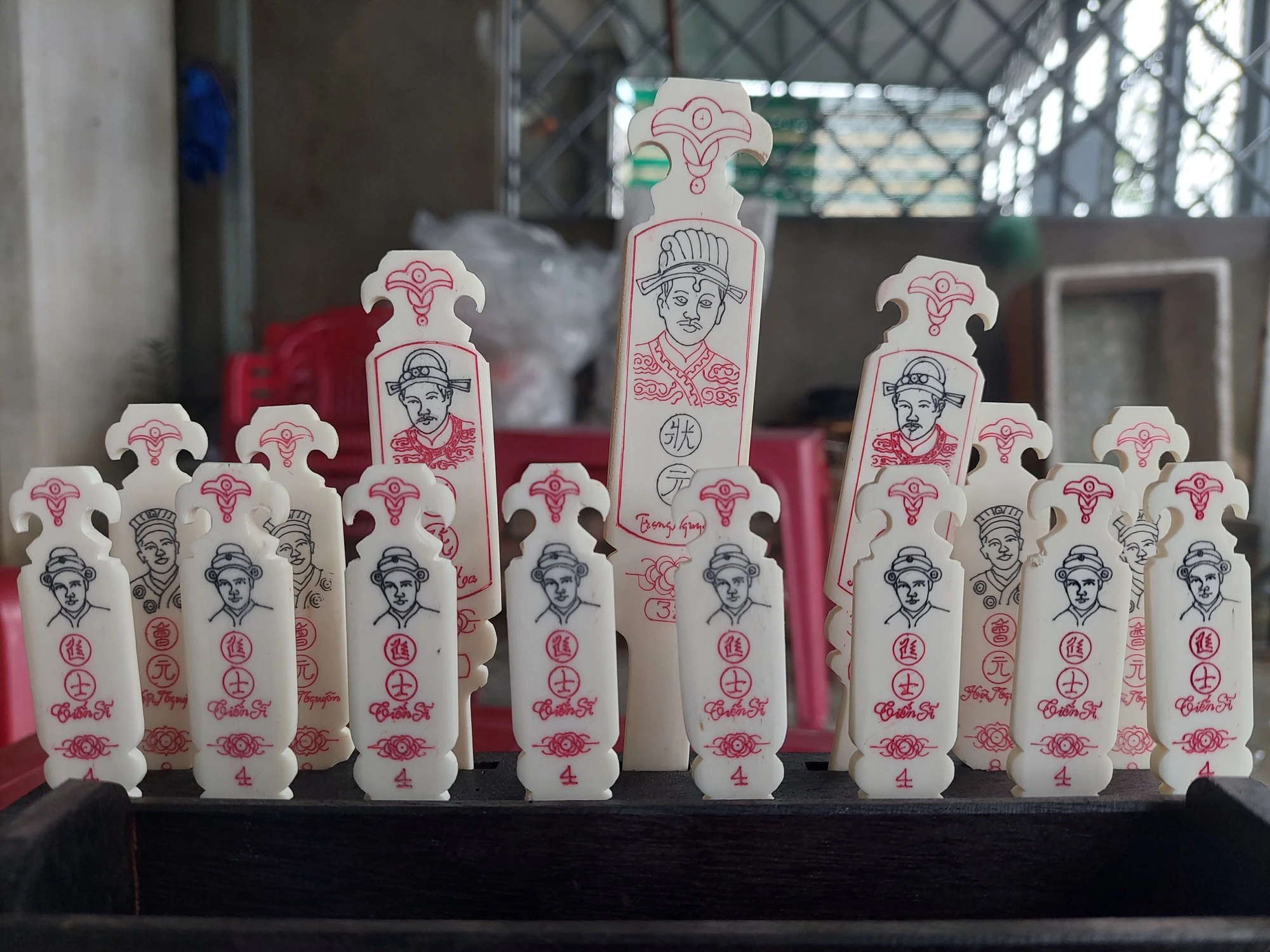 Cận cảnh cắt xương bò làm thẻ xăm hường ở xứ Huế Cận cảnh cắt xương bò làm thẻ xăm hường ở xứ Huế