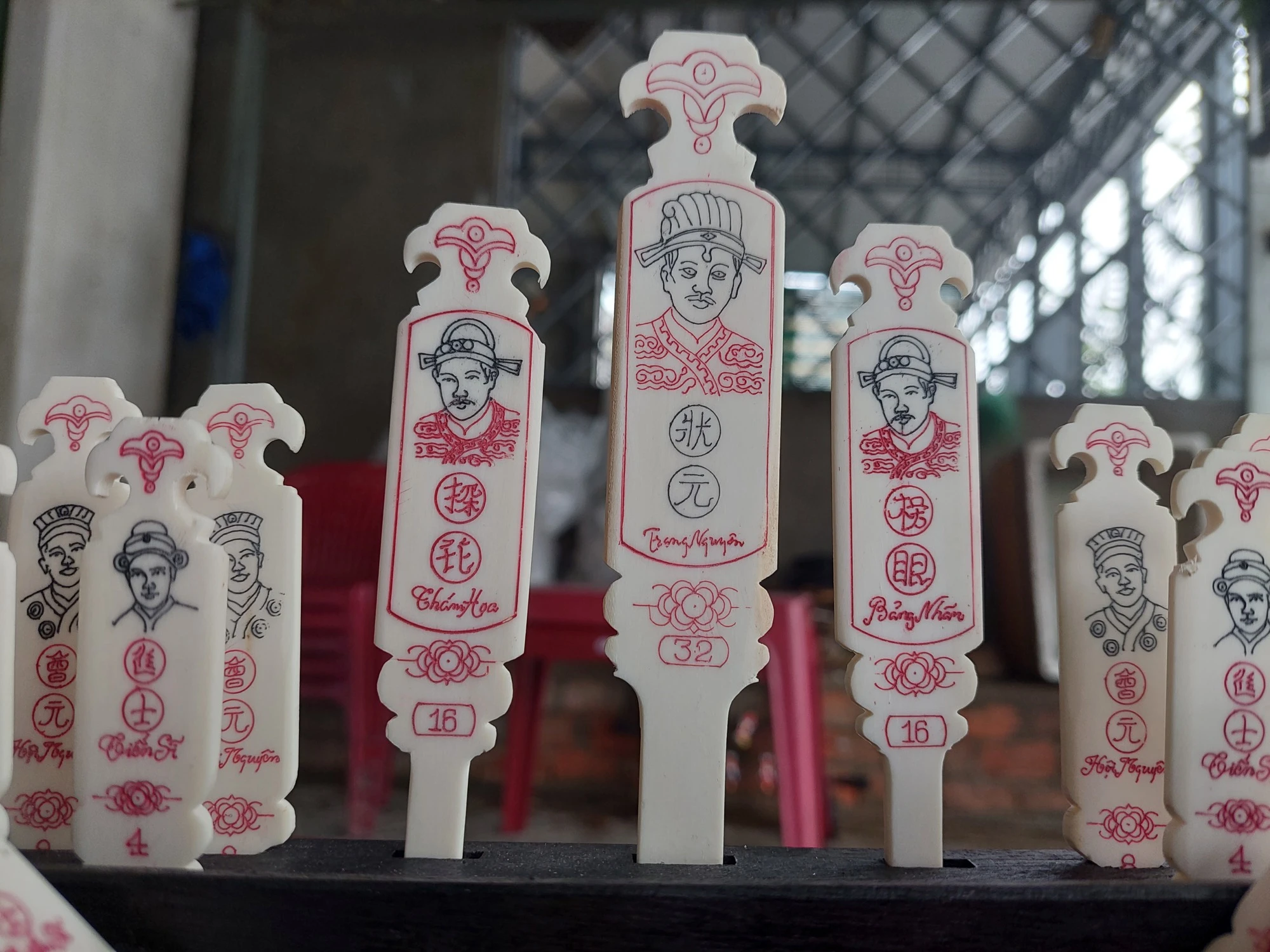 Cận cảnh cắt xương bò làm thẻ xăm hường ở xứ Huế Cận cảnh cắt xương bò làm thẻ xăm hường ở xứ Huế