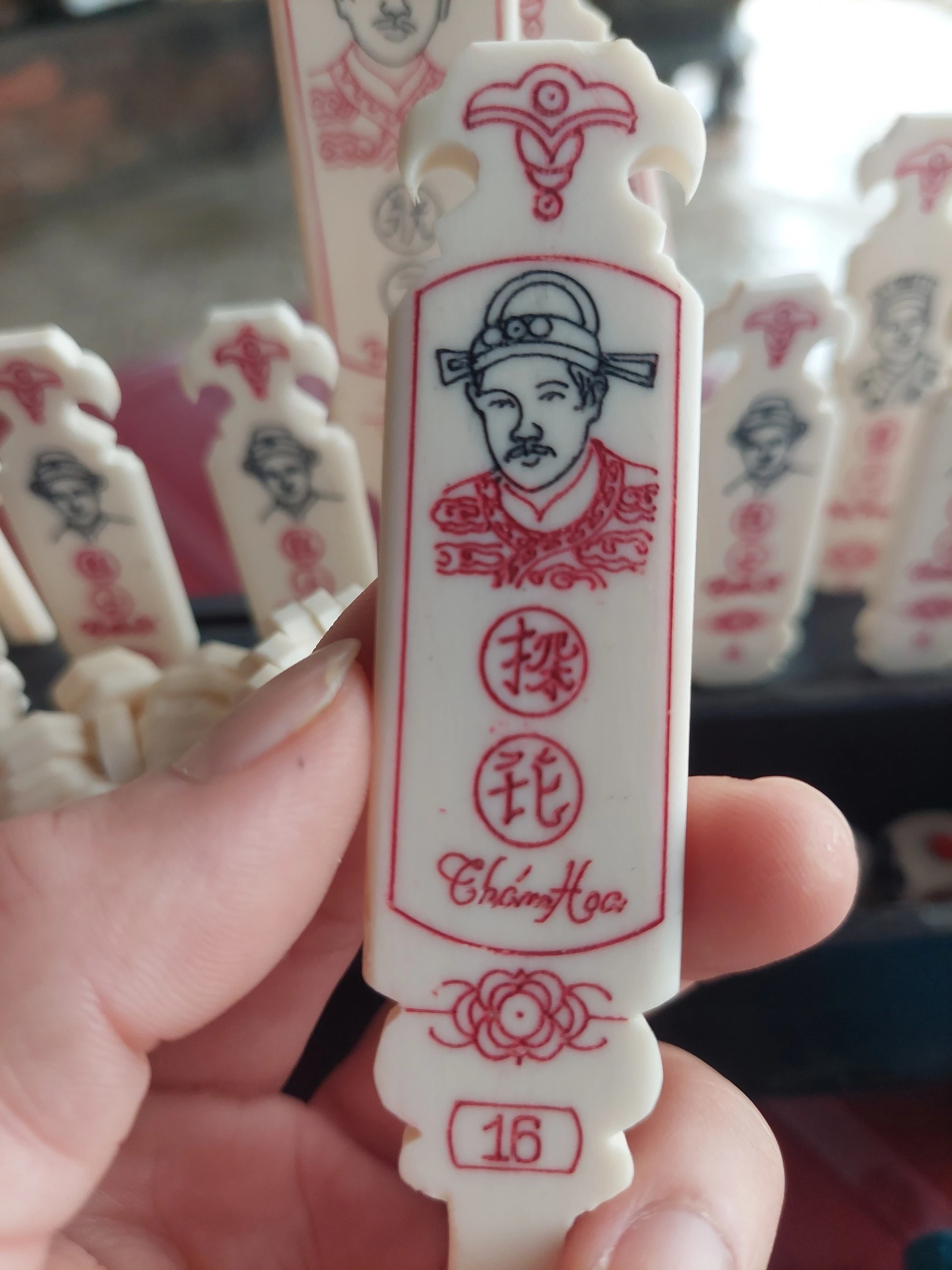 Cận cảnh cắt xương bò làm thẻ xăm hường ở xứ Huế Cận cảnh cắt xương bò làm thẻ xăm hường ở xứ Huế