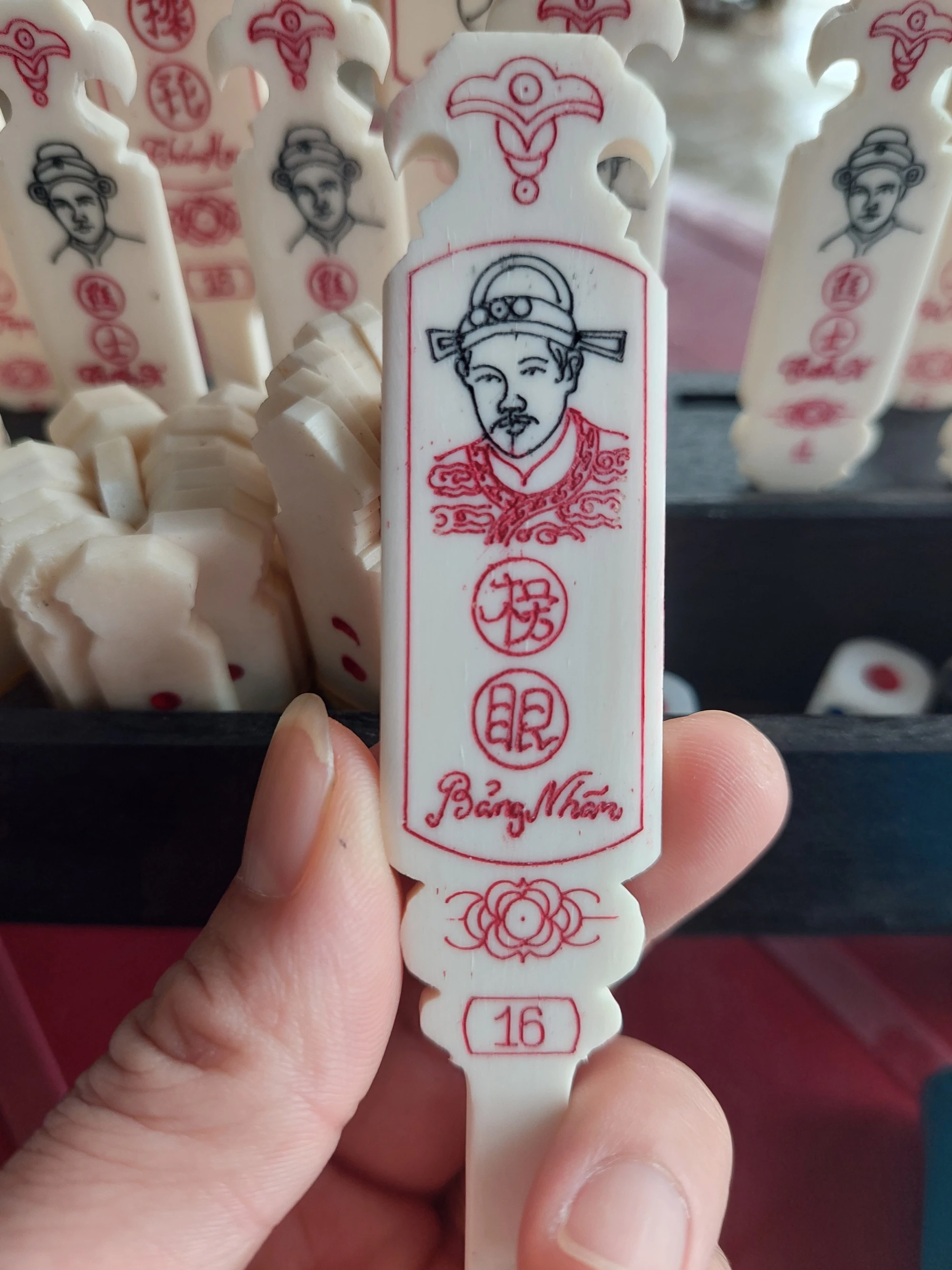 Cận cảnh cắt xương bò làm thẻ xăm hường ở xứ Huế Cận cảnh cắt xương bò làm thẻ xăm hường ở xứ Huế