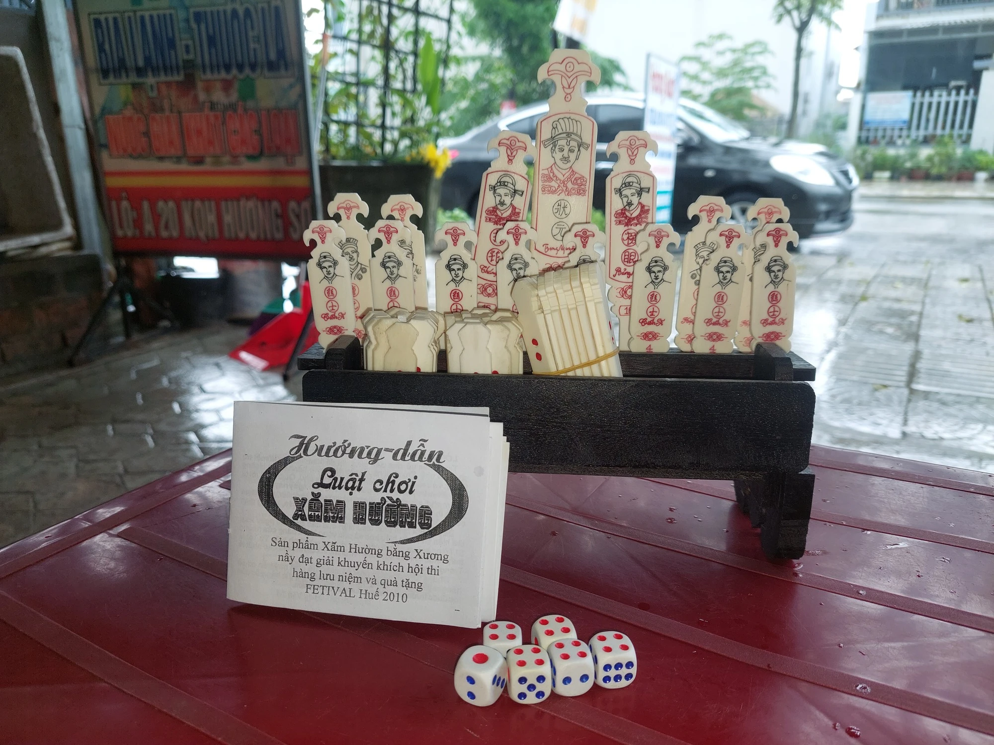 Cận cảnh cắt xương bò làm thẻ xăm hường ở xứ Huế Cận cảnh cắt xương bò làm thẻ xăm hường ở xứ Huế