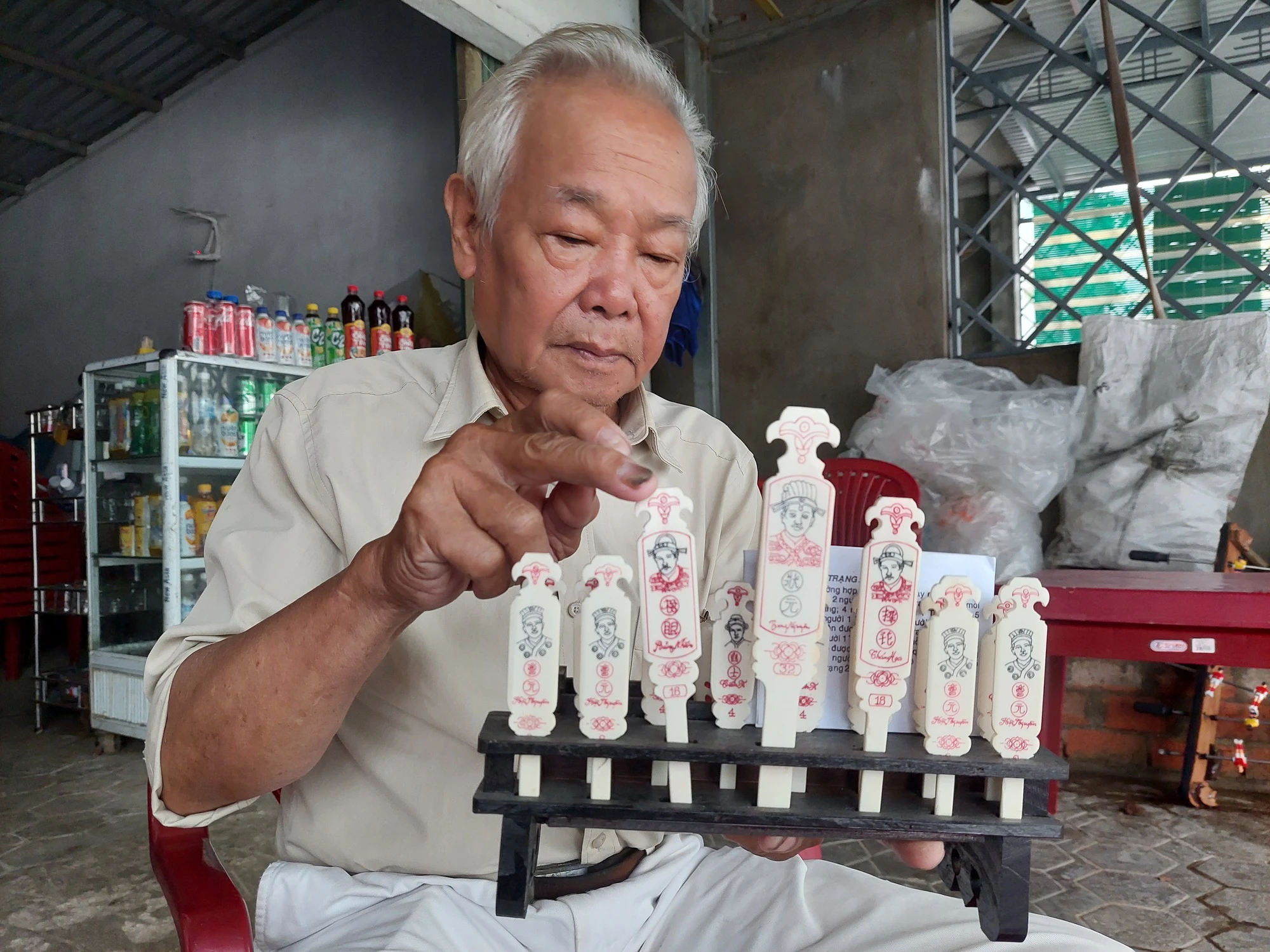 Cận cảnh cắt xương bò làm thẻ xăm hường ở xứ Huế Cận cảnh cắt xương bò làm thẻ xăm hường ở xứ Huế