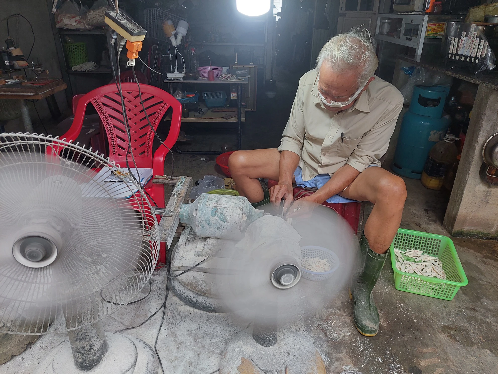 Cận cảnh cắt xương bò làm thẻ xăm hường ở xứ Huế Cận cảnh cắt xương bò làm thẻ xăm hường ở xứ Huế
